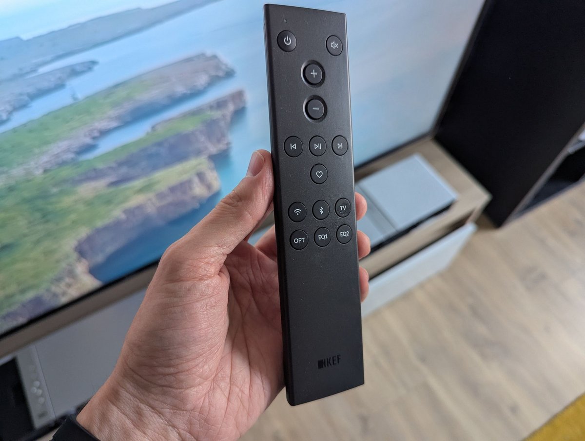 Épurée, mais intuitive, la télécommande de la barre de son se démarque par la présence de boutons rétroéclairés © Guillaume Fourcadier