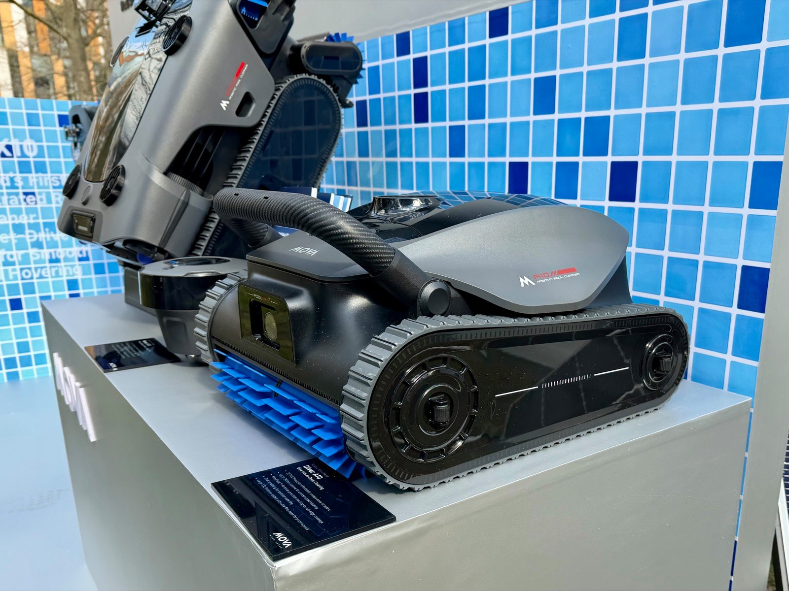 Le robot peut se mouvoir avec aisance dans l'ensemble du bassin grâce à ses quatre propulseurs ©Mathieu Grumiaux pour Clubic