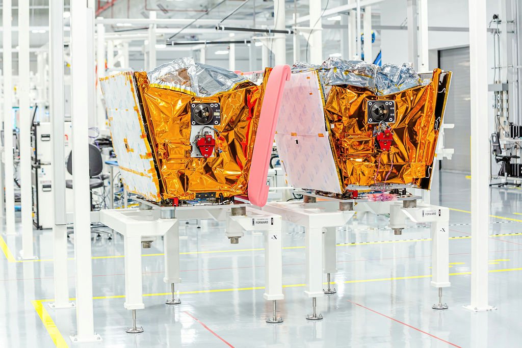 Bonne nouvelle pour Airbus, qui détient à 50% l'usine de production des satellites OneWeb en Floride ? Les sous-traitants ont durement subi le coc. Crédits OneWeb Satellites 