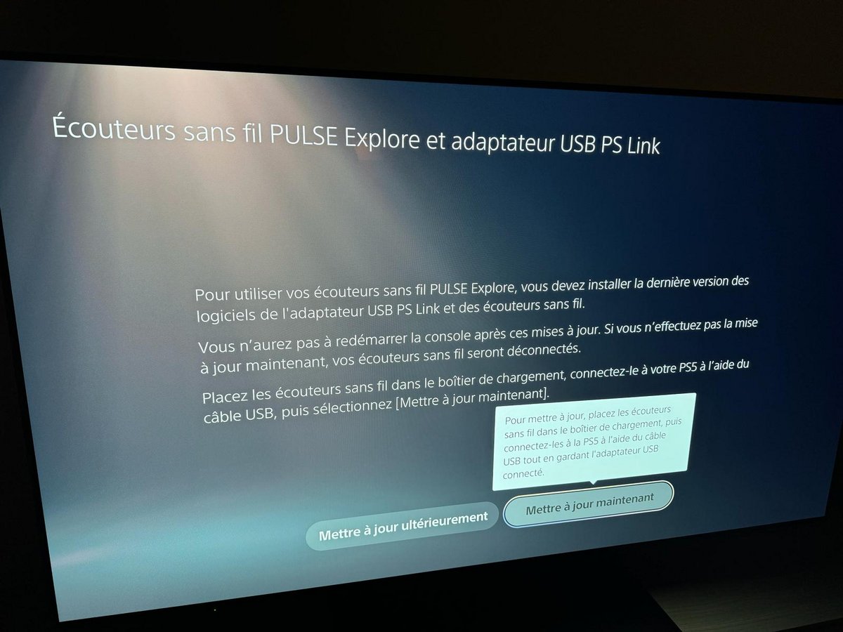 La mise à jour nécessite quelques minutes, et s'effectue en reliant le boitier de charge à la PS5 via USB © Stéphane Ficca / Clubic