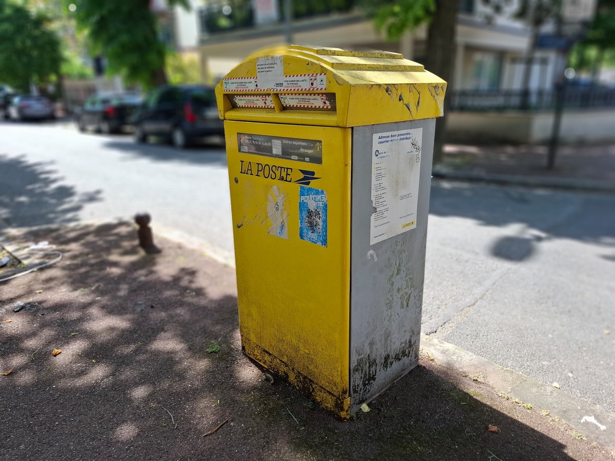 ... mais rate celle-ci, pourtant plus simple (partie supérieure de la boîte à courrier).