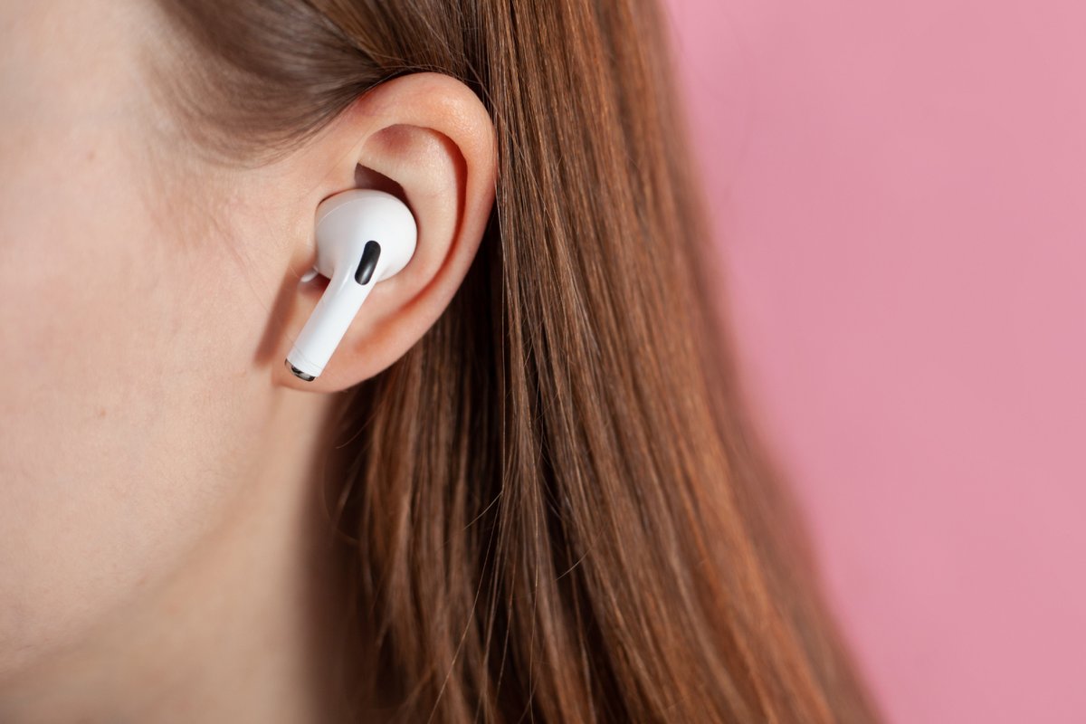 Vos prochains AirPods seront peut-être équipés de caméras ! © Ivan_Shenets / Shutterstock