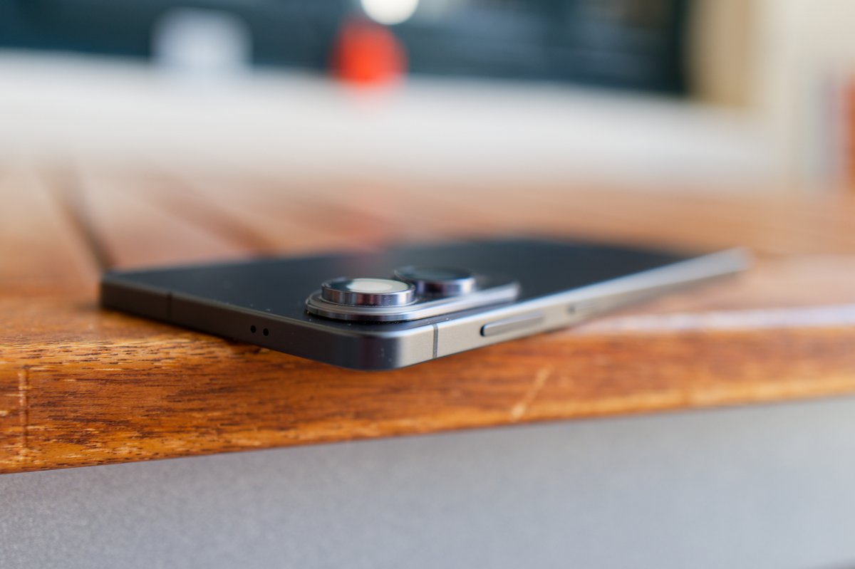 Le smartphone Samsung Galaxy S25 Edge est bien fin. ©Marc Mitrani pour Clubic