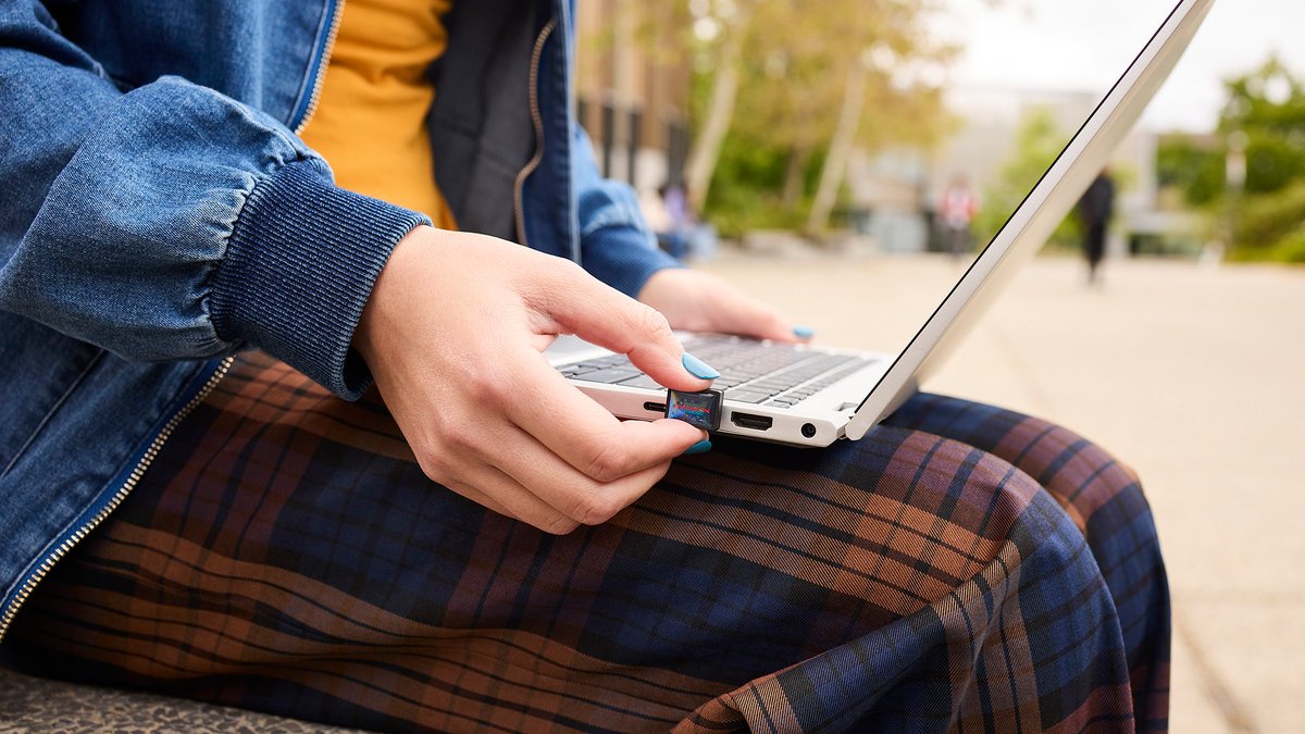 La forme de l'Extreme Fit semble la rendre assez pratique à manipuler. ©Sandisk