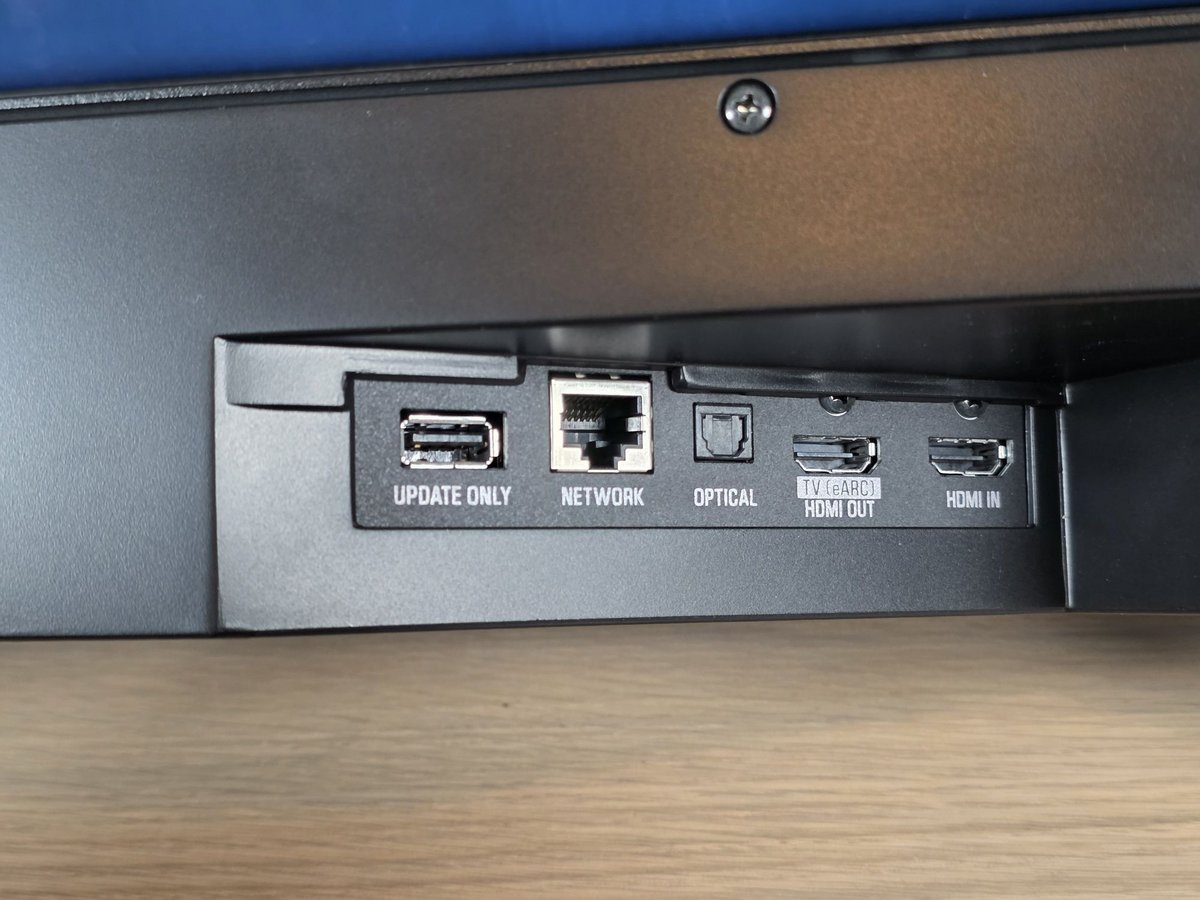 Suffisante pour la plupart des usages, la Yamaha True X Surround 90A n'est pas pourtant pas un hub sonore © Guillaume Fourcadier pour Clubic