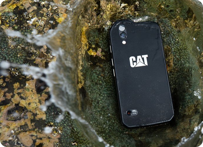 Le smartphone Cat S61 est étanche jusqu'à 3 m pendant 30 minutes. Source : Catphones.com