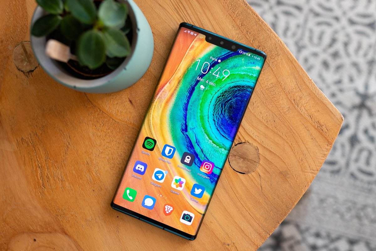 Arrivé en France en décembre 2019, le Huawei Mate 30 Pro est le premier smartphone du groupe à faire l'impasse sur les applis et services Google. © Pierre Crochart pour Clubic