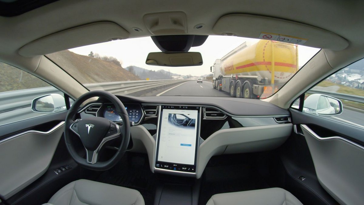 La Tesla Model S proposait déjà d'être "sans chauffeur" - ©Flystock / Shutterstock