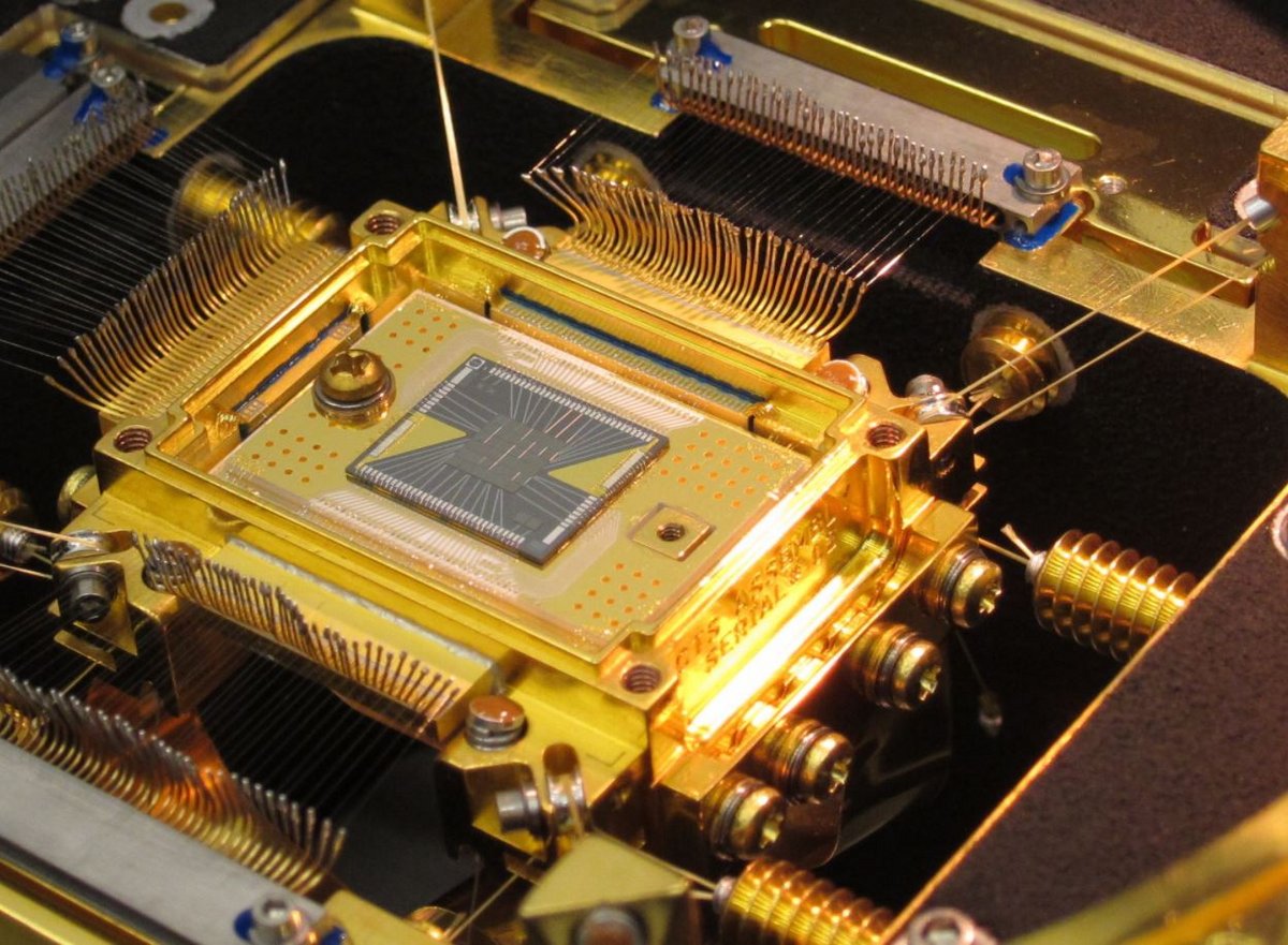 Le magnifique capteur XCS (spectromètre calorimétrique) de l'instrument SXS installé sur Hitomi (contribution NASA). 