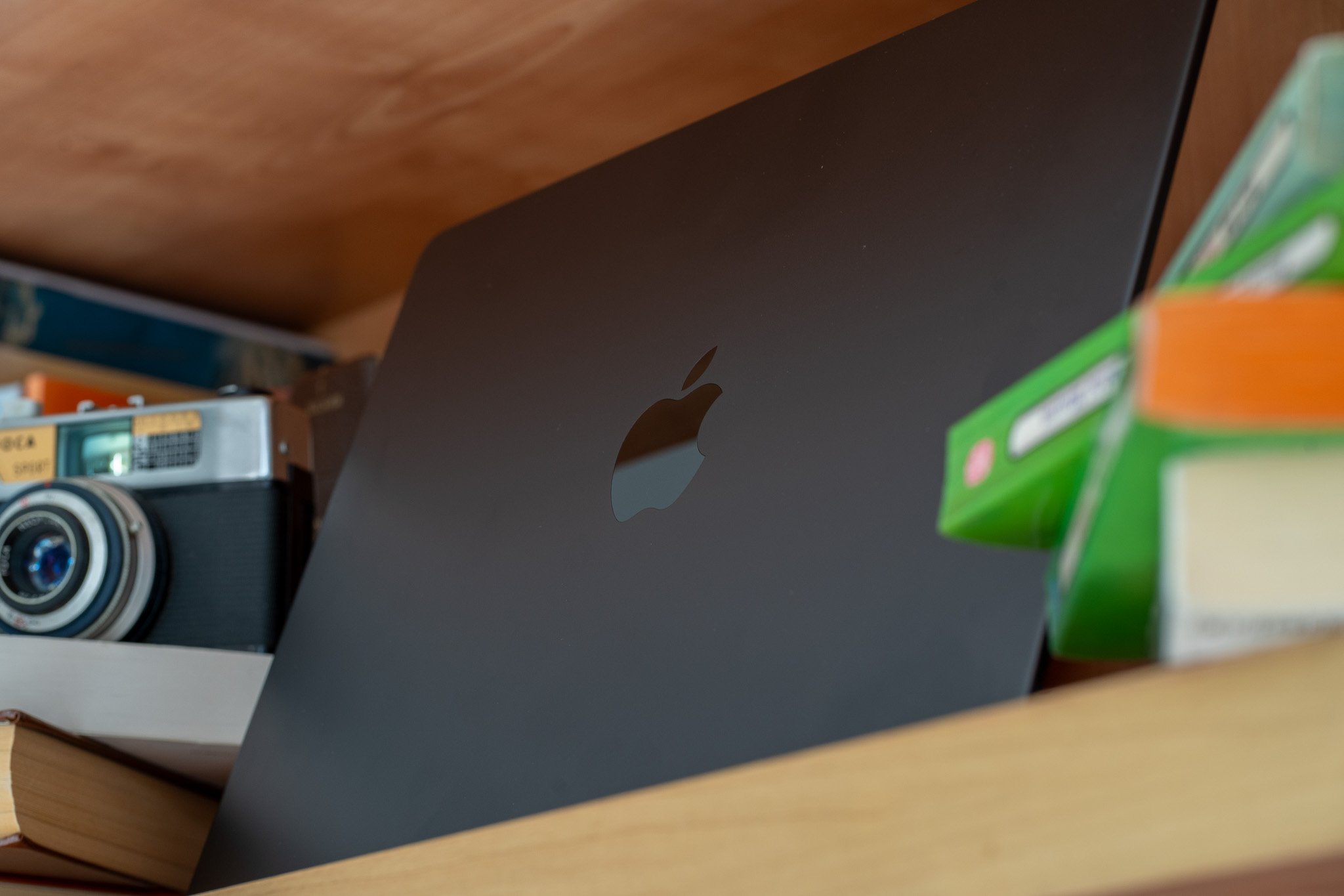 Le capot d'un MacBook Pro 14 M5, pour illustration. © Nathan Le Gohlisse pour Clubic