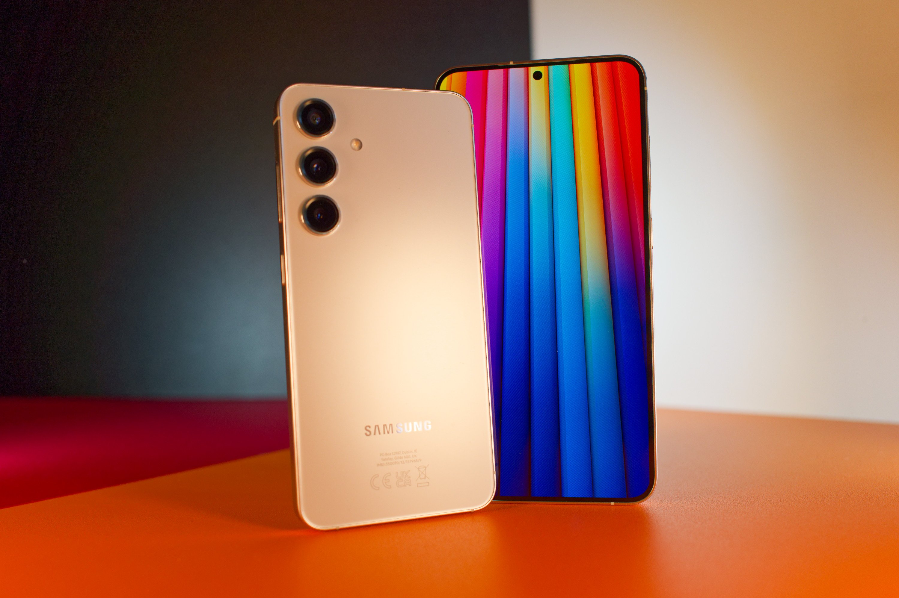 Les Samsung Galaxy S24 et S24+ mis l'un à côté de l'autre © Marc Mitrani pour Clubic