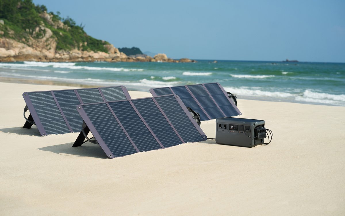 Les DJI Power 1 000 et DJI Power 500 peuvent être connectées à des panneaux solaires via leurs ports SDC (2 sur la première, un seul sur la seconde) © DJI