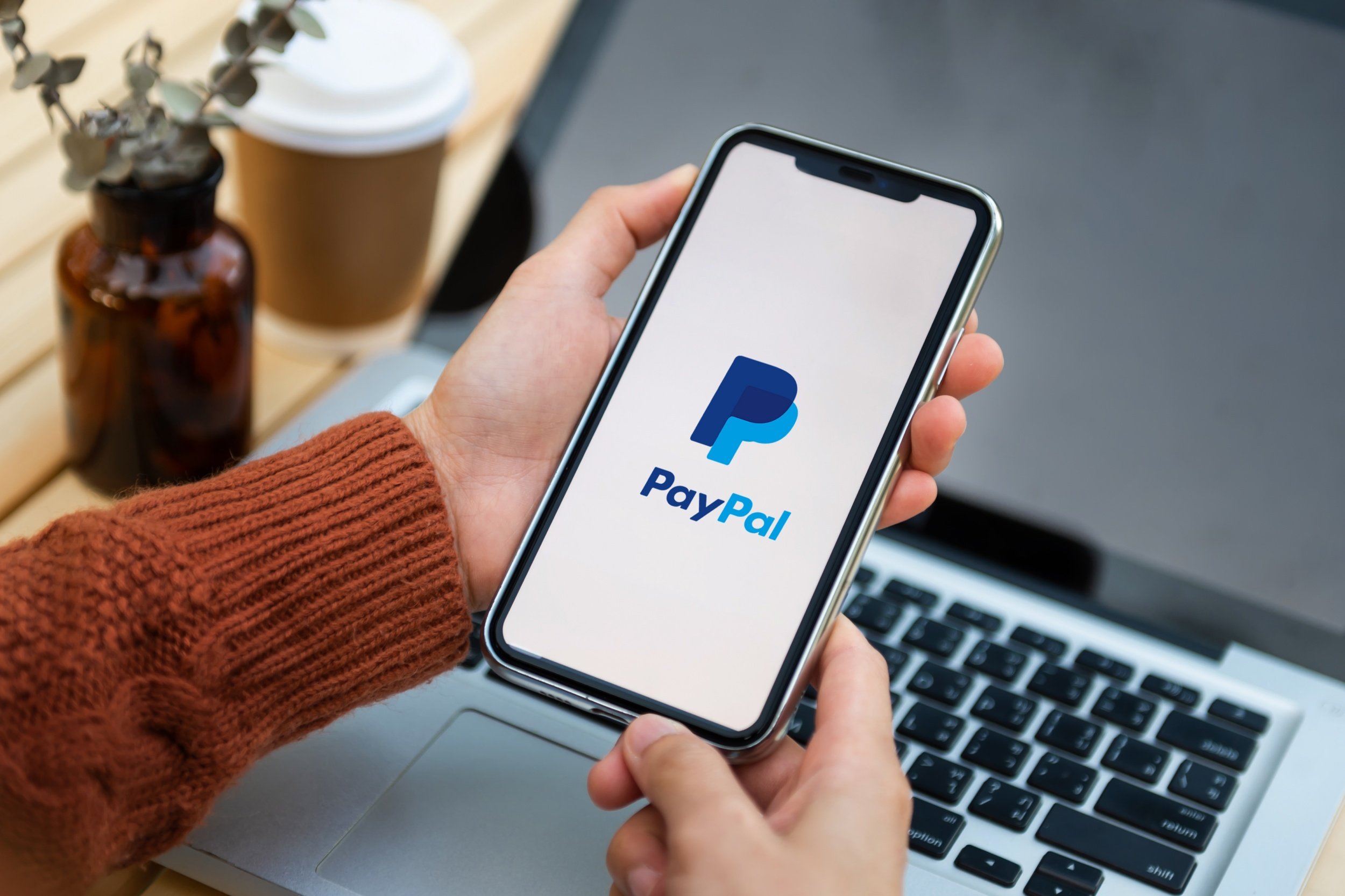 Avec PayPal, les transferts en cryptomonnaies pourraient être grandement simplifiés © Nuttapong punna / Shutterstock