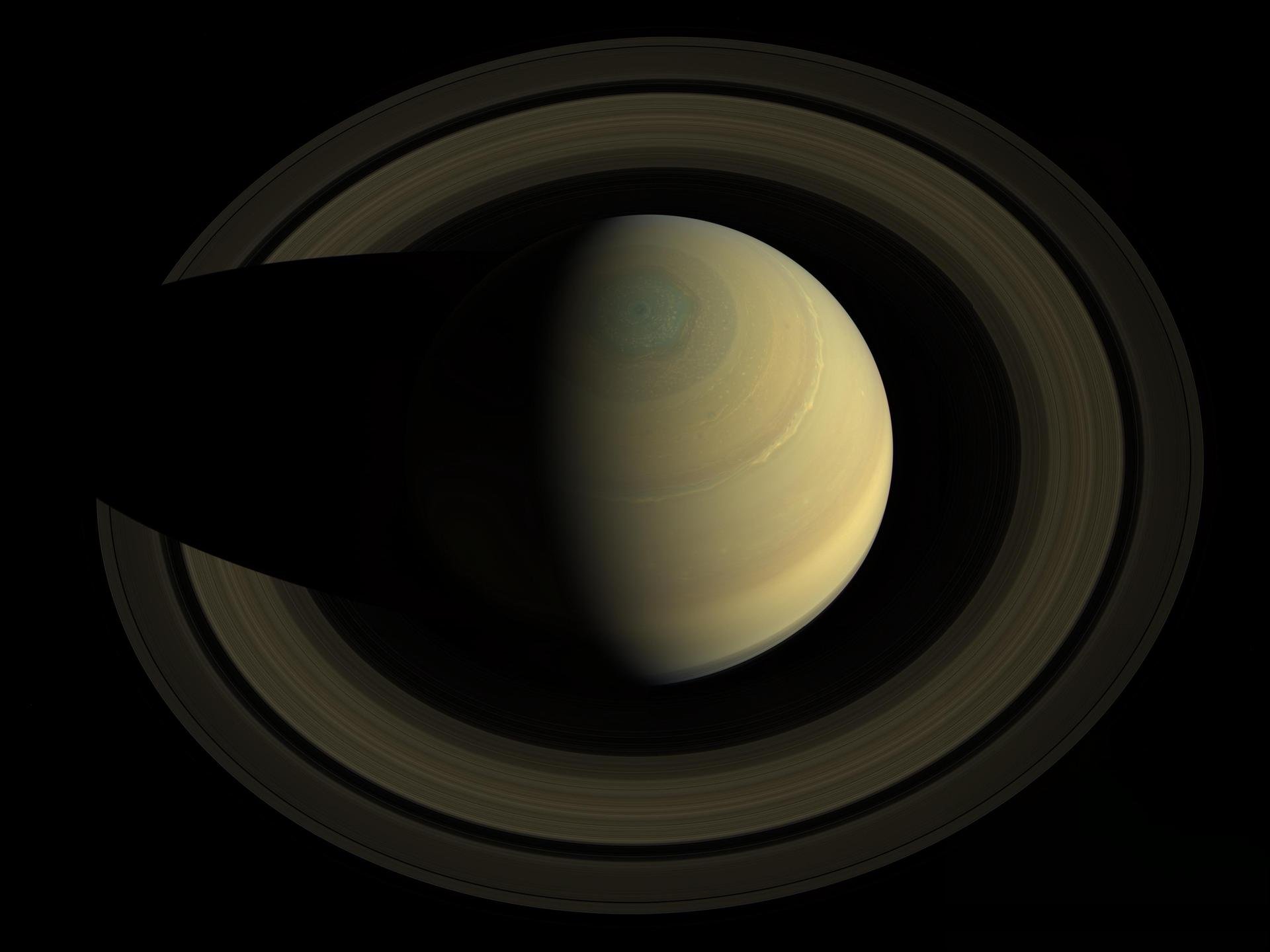 À trop regarder les anneaux, on en oublie les lunes... Crédits NASA/JHUAPL