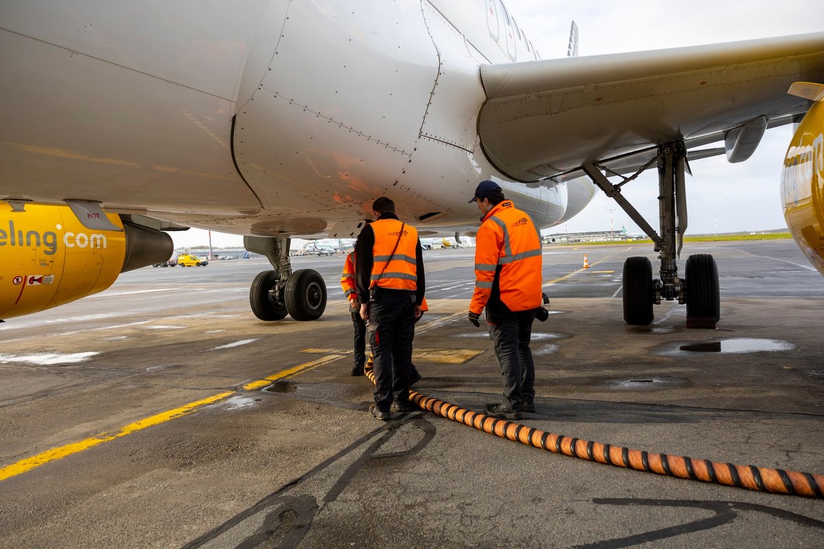 Du personnel au sol, sur l'aéroport de Nantes Atlantique © Leif Eirik Skaue / Shutterstock