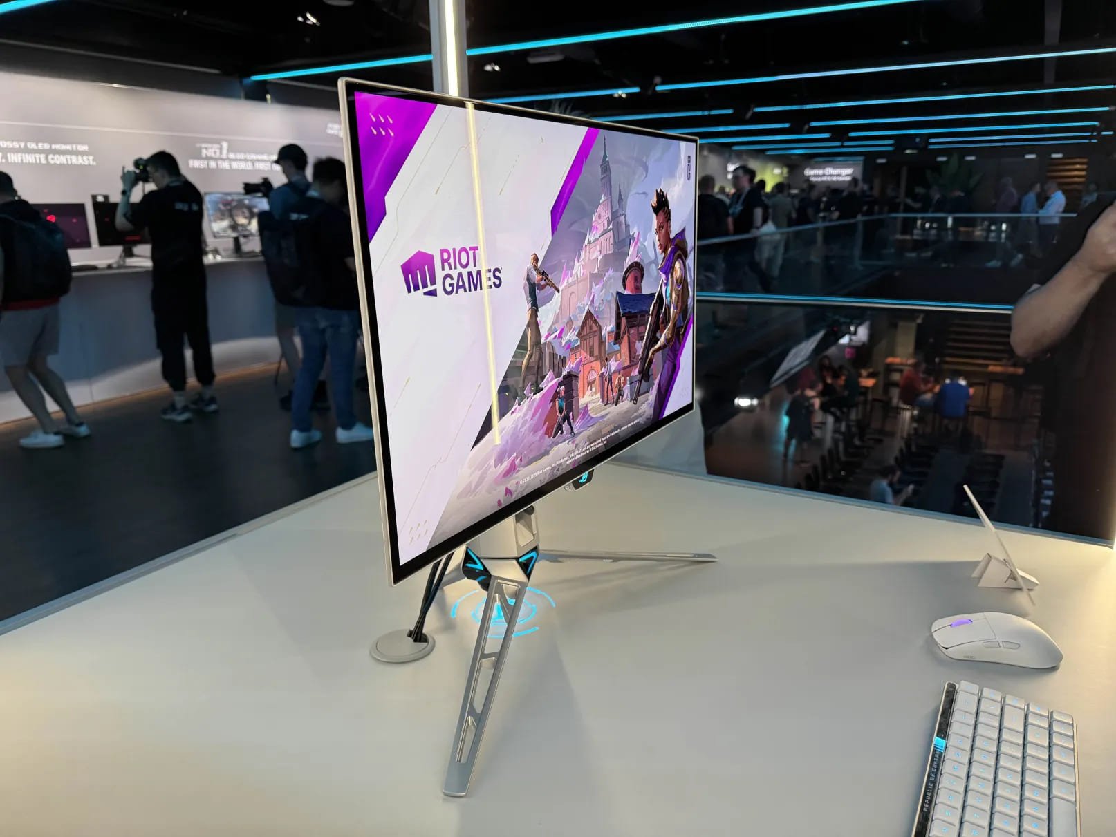 Le Asus ROG Swift OLED PG27AQWP-W offre une dalle très mince. ©Asus