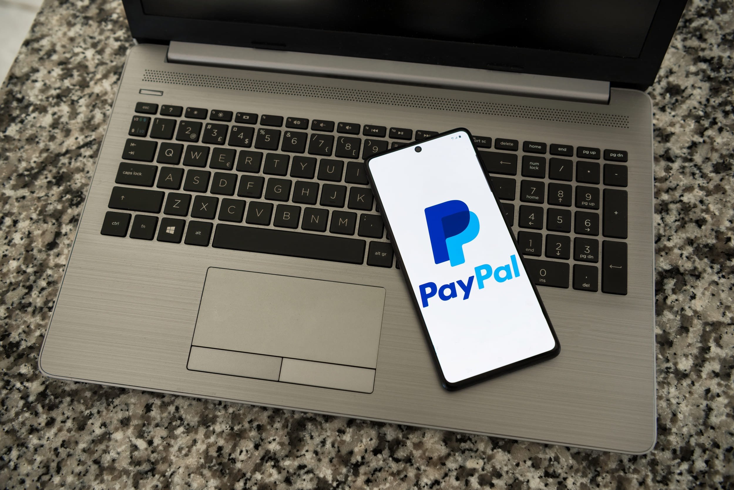 PayPal est largement détourné par les cybercriminels pour piéger des utilisateurs © ChristianLphoto / Shutterstock.com