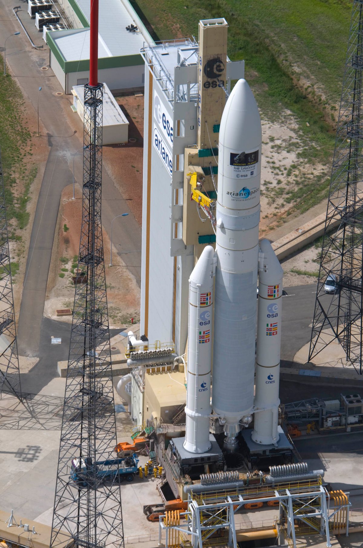 Ariane 5 sur sa table de tir, avec sous sa coiffe les télescopes Herschel et Planck © ESA / Optique vidéo du CSG