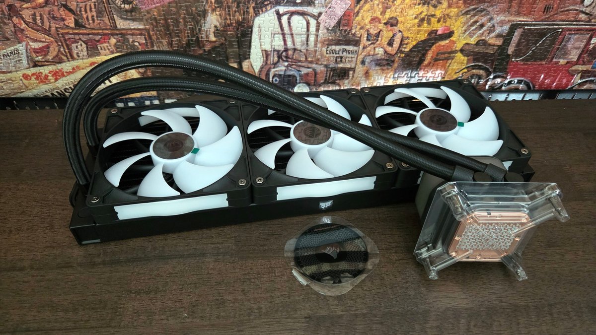 Au sortir du carton, l'iCUE Link Titan 420 RX RGB est presque tout monté ! ©Nerces pour Clubic