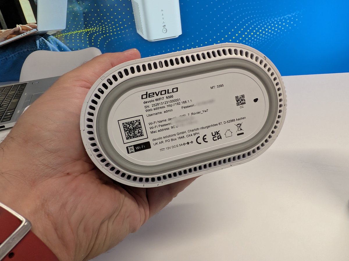 Le dessous du routeur Devolo WiFi 7 BE9300 Triband. ©Nicolas Guyot pour Clubic