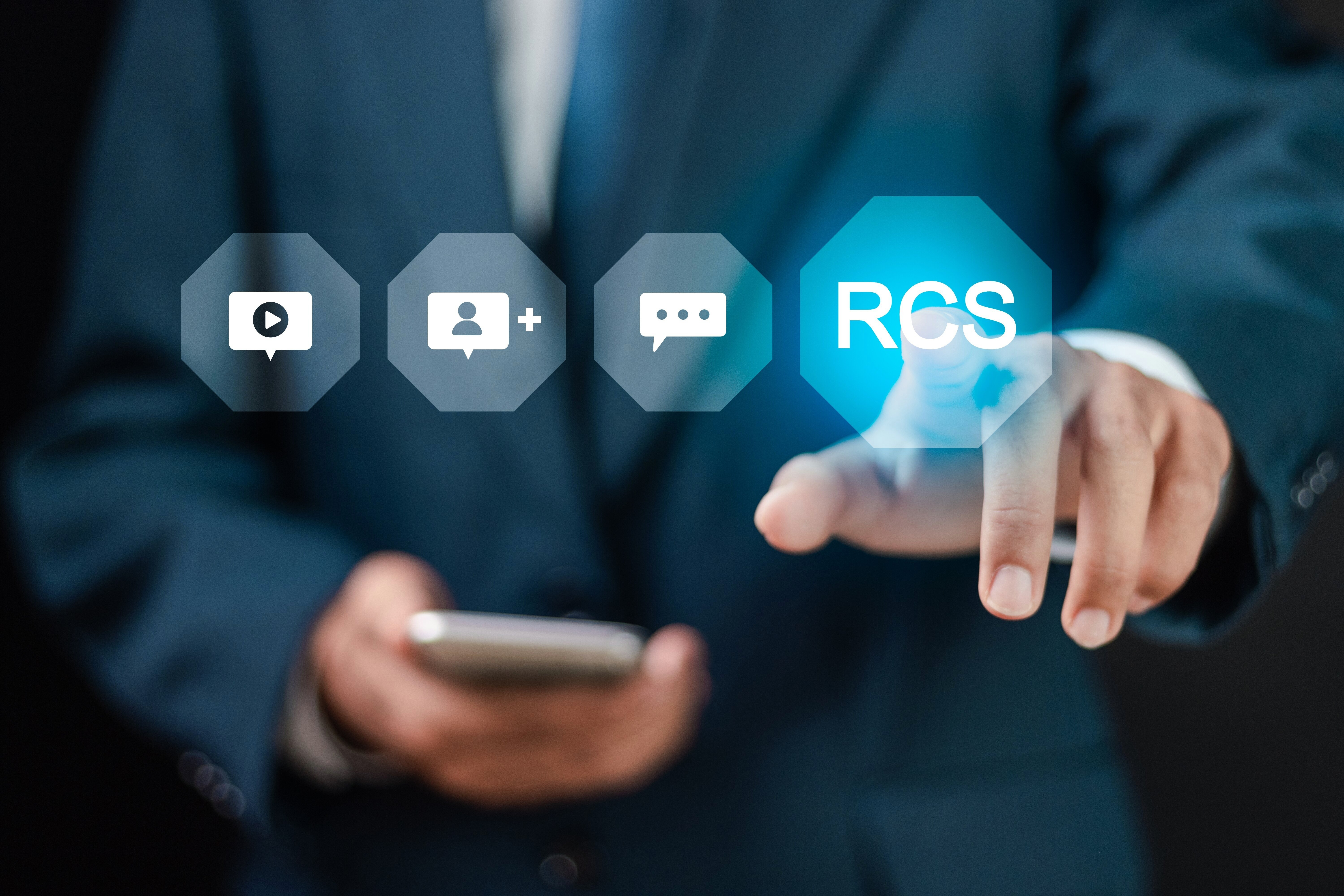 Google Messages, plus performant que Samsung Messages en matière de RCS. ©A9 STUDIO / Shutterstock