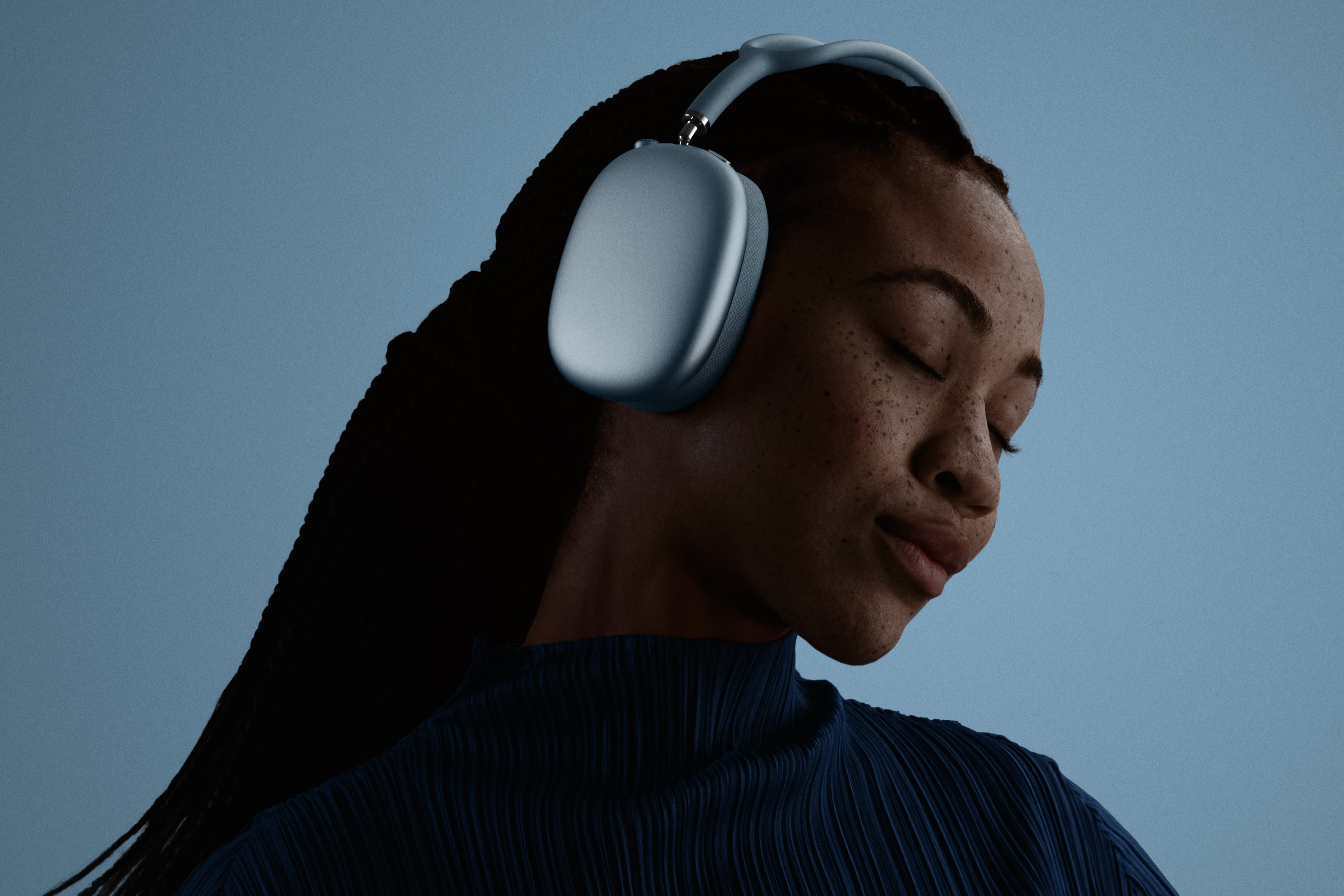 Les AirPods Max 2 conservent le même design, mais plein de nouveautés logicielles ©Apple