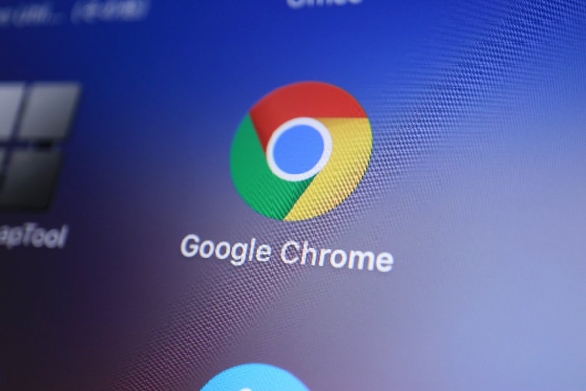 Le logo de Google Chrome affiché sur un écran © slyellow / Shutterstock