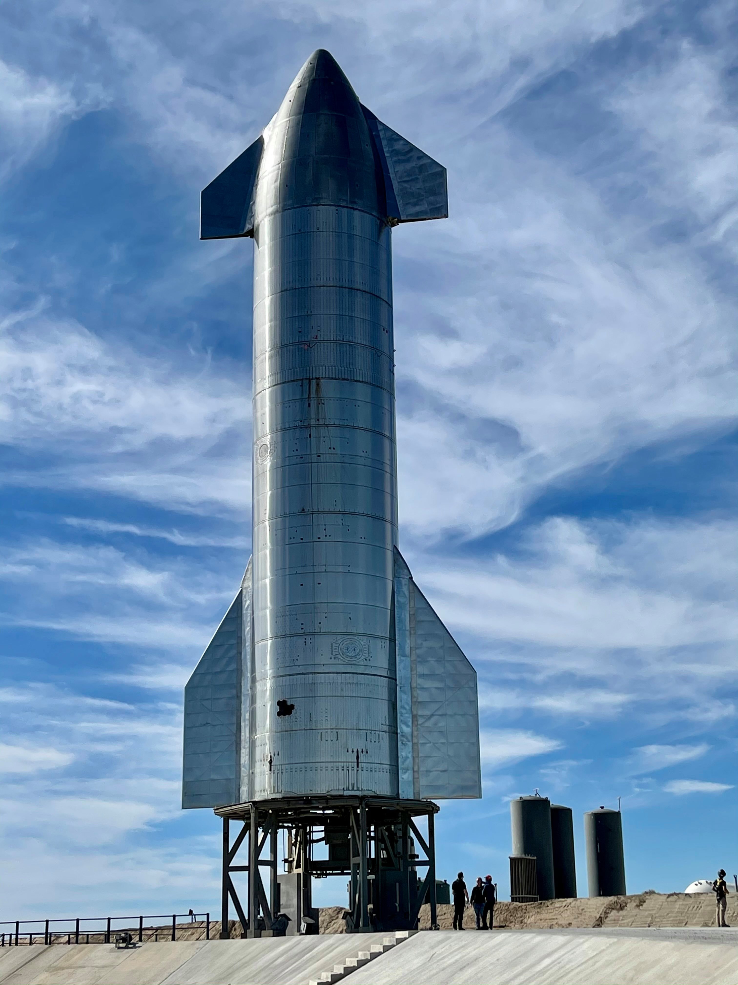 SN8 sur son pas de tir, 3 jours avant le décollage. Crédits SpaceX/Elon Musk