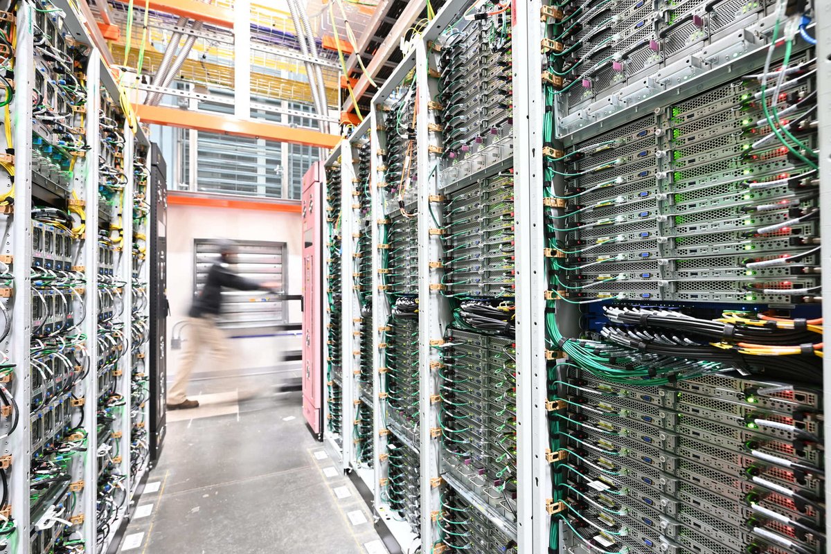 Dans les allées d'un data center d'Amazon Web Services. © Amazon / Noah Berger