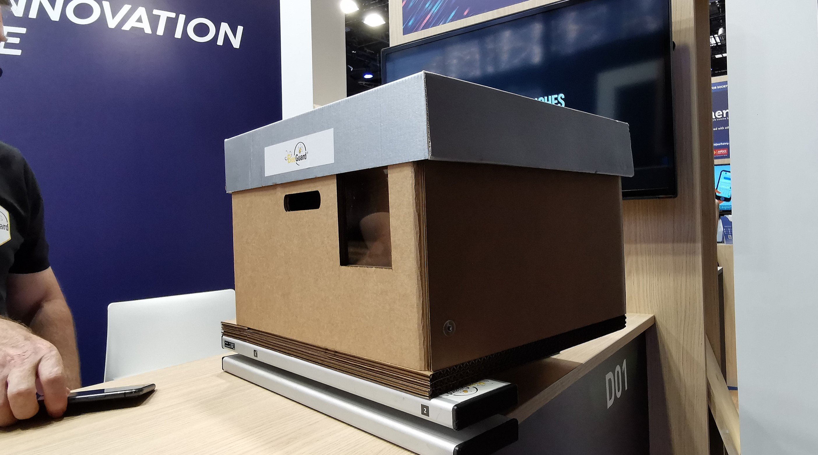 Prototype de la ruche connectée de Beeguard (© Alexandre Boero pour Clubic)