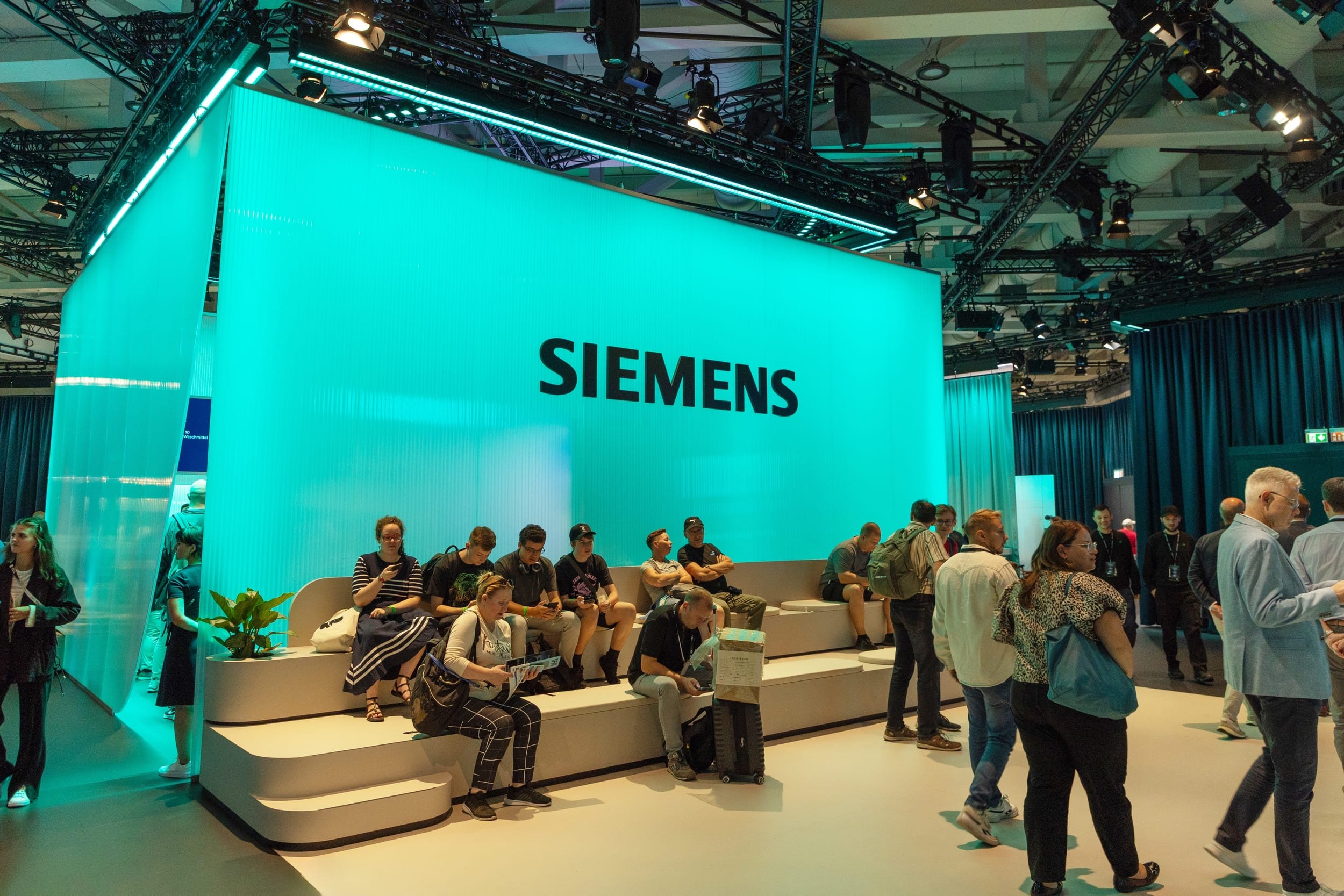 Siemens lance son premier agent IA industriel autonome et règle ses comptes avec Bruxelles. © Elen Marlen / Shutterstock