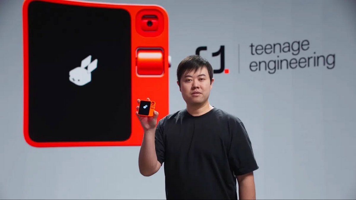 Jesse Lyu présentant le R1. © Rabbit