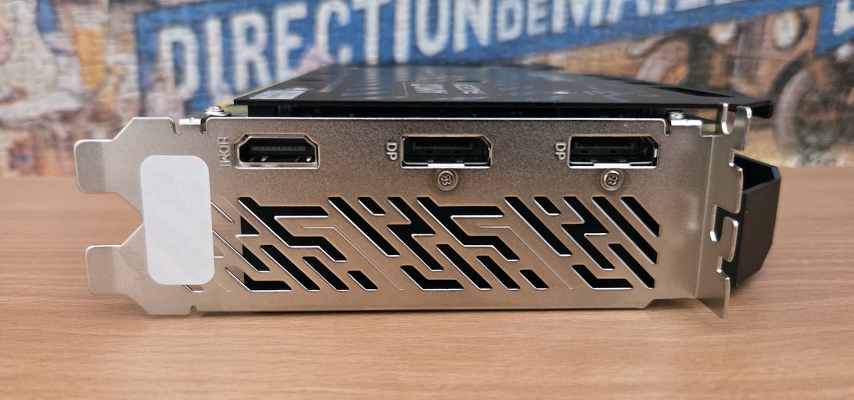 Seulement trois connecteurs d'affichage pour cette Radeon RX 9060 XT. ©Nerces pour Clubic