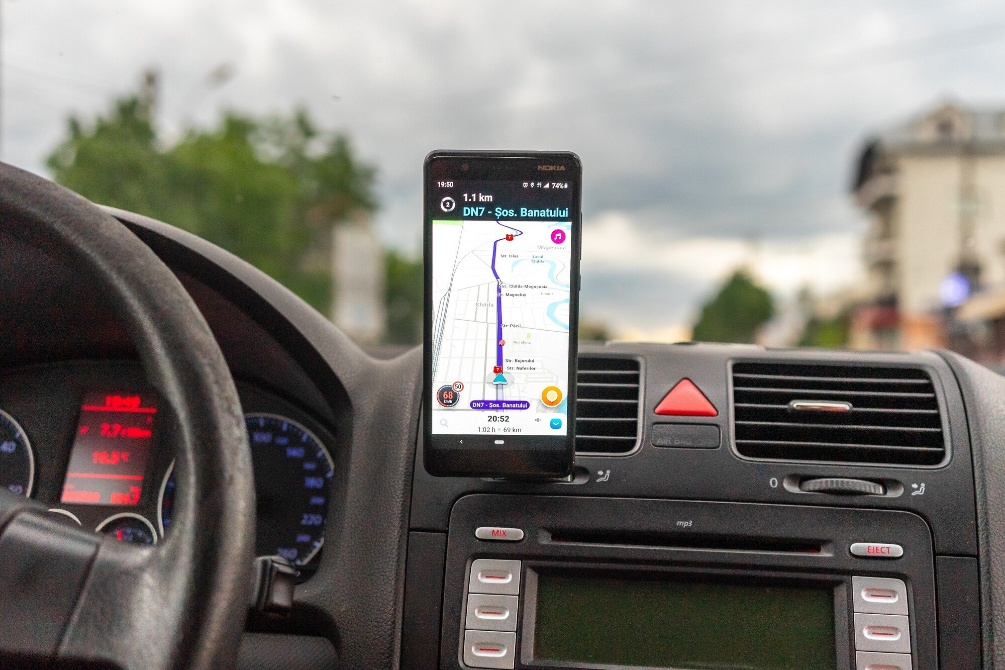 Une carte Waze sur smartphone © Vlad Ispas / Shutterstock