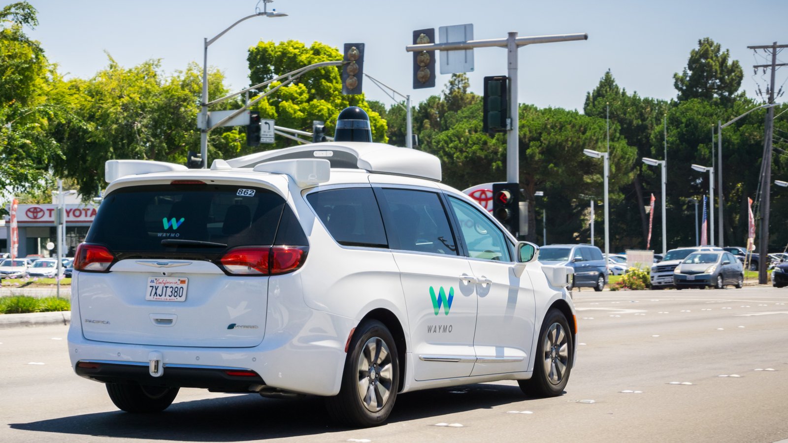 Le chauffard en question, un robotaxi Waymo © Sundry Photography / Shutterstock