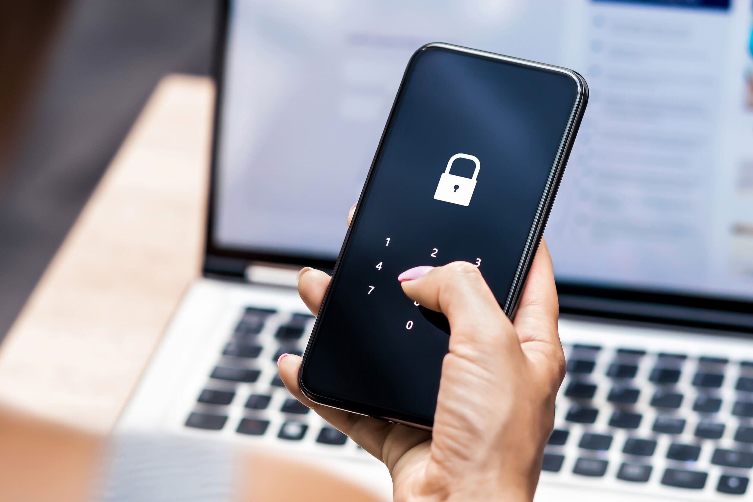 Synacktiv dévoile REVEL·IO, une solution souveraine pour craquer les téléphones saisis par la police. © Tero Vesalainen / Shutterstock