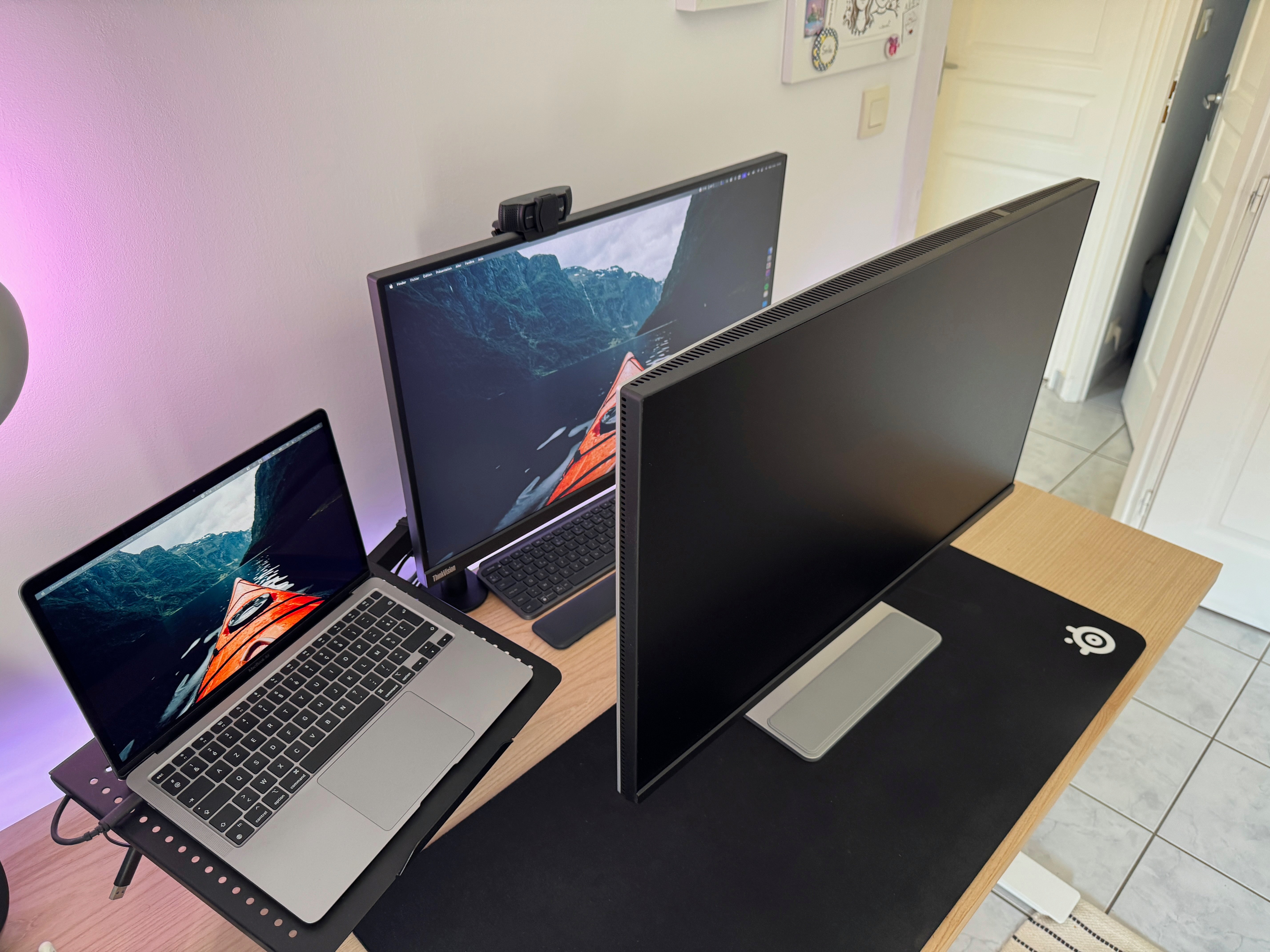 Le BenQ MA320U tout juste déballé et assemblé exhibé sur le setup de notre lecteur. ©Hugo T. pour Clubic