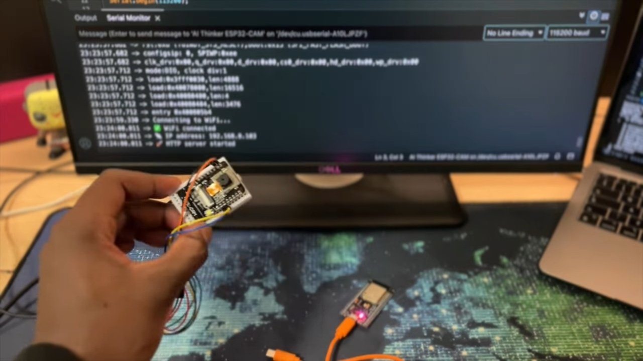 Au cœur de ce dispositif se trouve un microcontrôleur ESP32-CAM, une petite carte électronique peu coûteuse intégrant à la fois une caméra et une connectivité Wi-Fi. © YouTube/Kamo IO