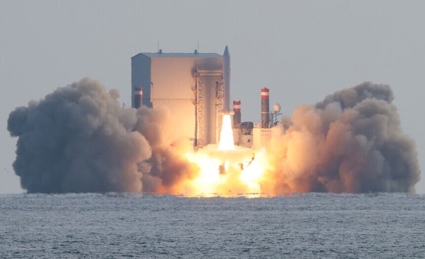 La fusée qui a décollé au large de l'île de Jeju pouvait facilement passer pour un missile. Sous la coiffe, un petit satellite radar (civil, celui-ci). © Yonhap