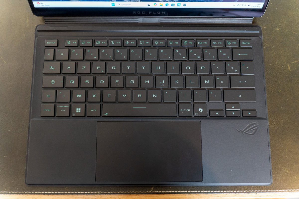 Bien qu'un peu trop souple, le clavier est étrangement confortable pour du détachable. ©Nathan Le Gohlisse pour Clubic
