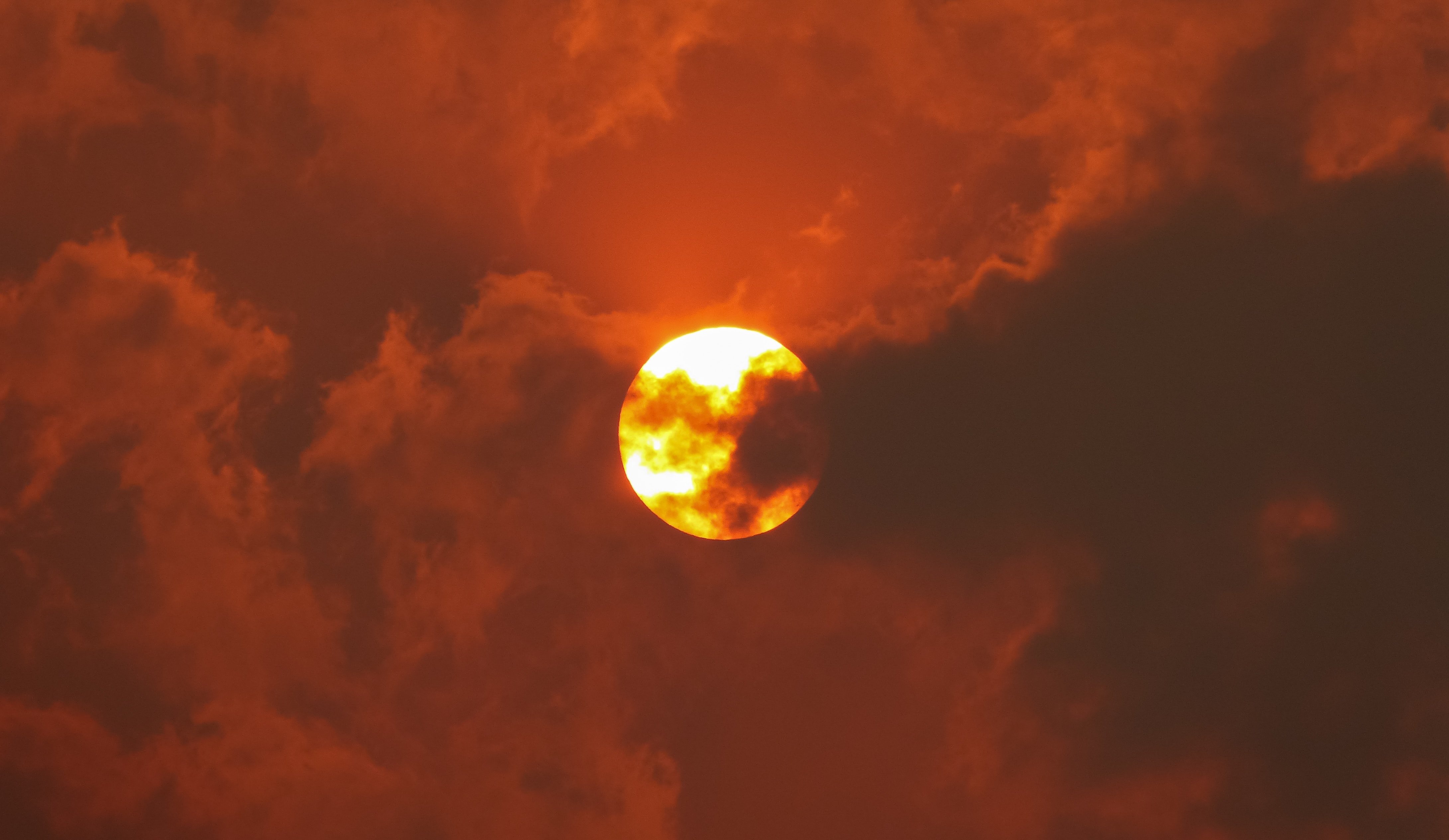 Des nuages de fumée recouvrant en partie le soleil à Alberto, Canada /© Kym MacKinnon / Unsplash