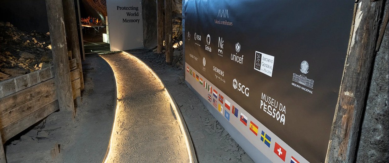 Il faut marcher plusieurs centaines de mètres dans un tunnel obscur pour atteindre la porte blindée du dépôt - ©AWA