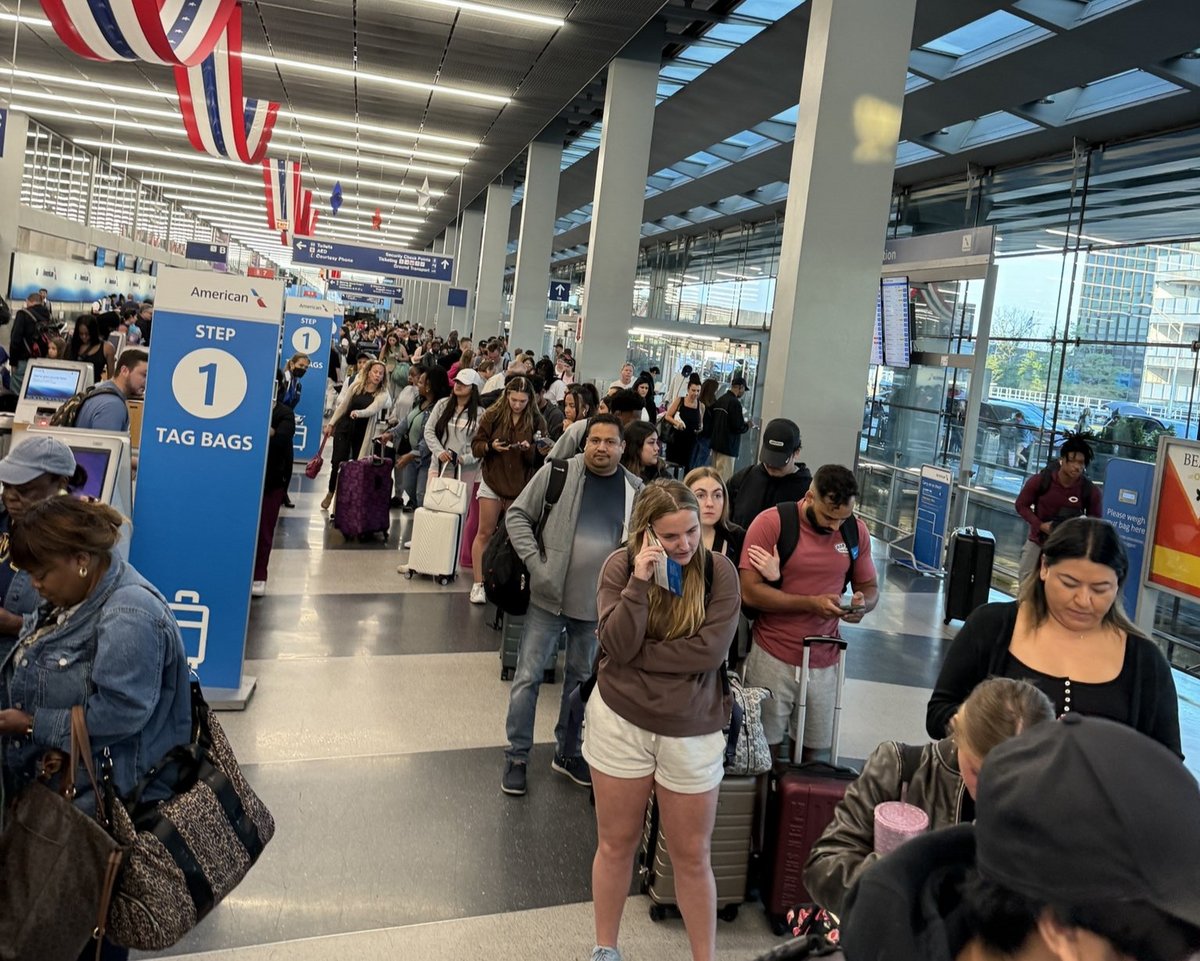 Une queue monstrueuse à Chicago, provoquée par les retards liés à la panne © X.com @ElijahSchaffer