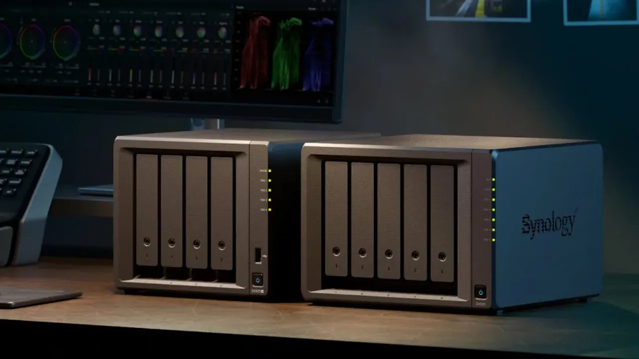 Le NAS DiskStation DS925+ accompagné de l'unité d'extension DX525. ©Synology