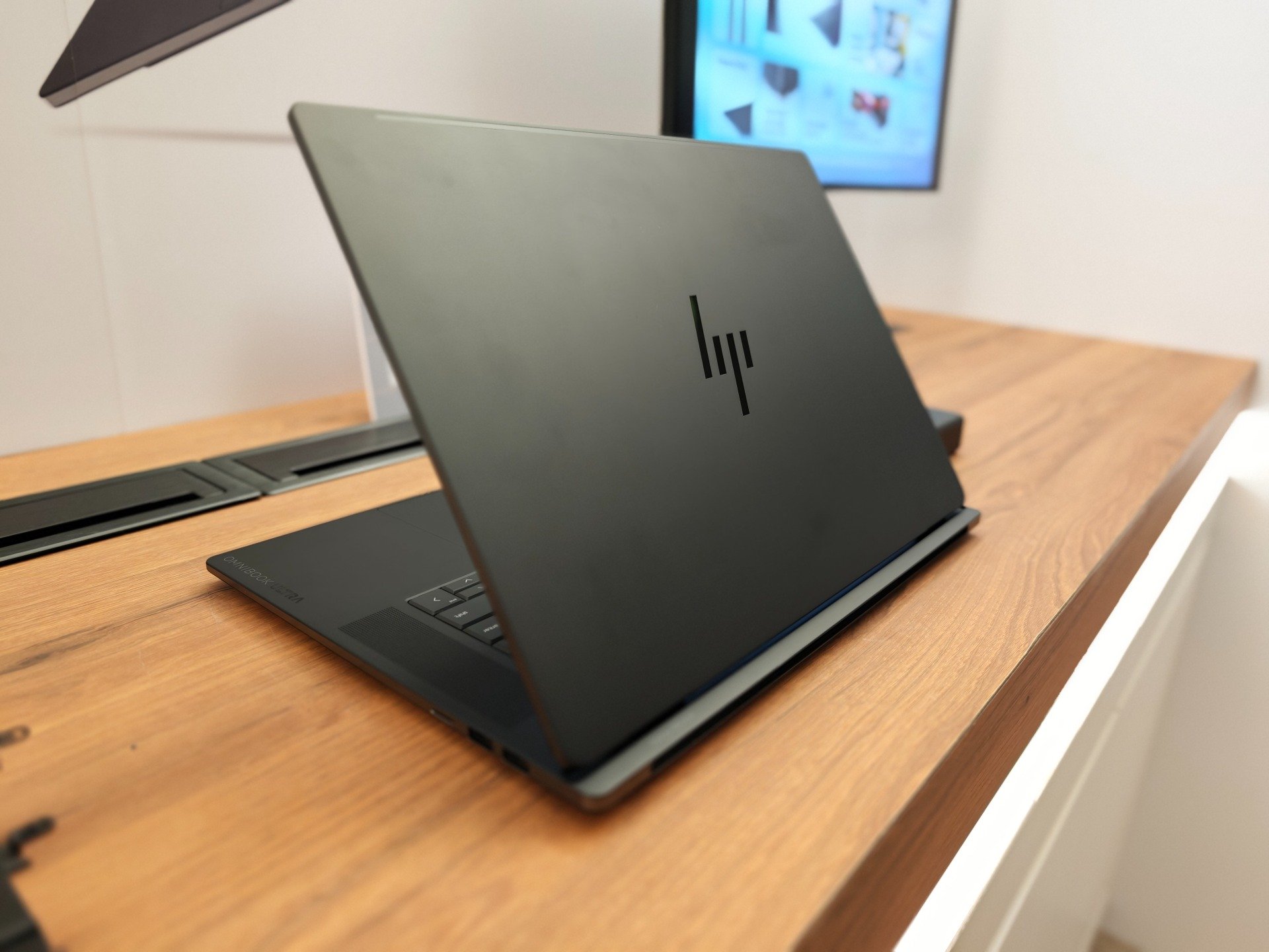 Nous avons pu approcher l'Omnibook Ultra 16 et son petit frères pour quelques photos. © Colin Golberg pour Clubic