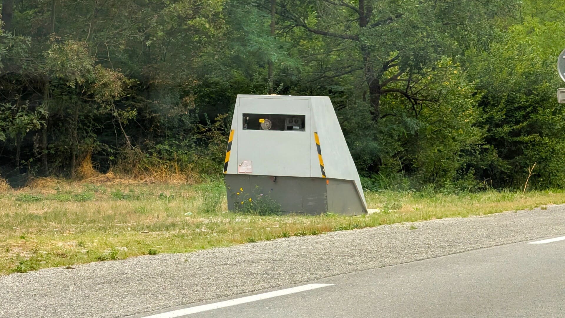 Un radar routier fixe en bord de route en France (illustration). © Alexandre Boero / Clubic