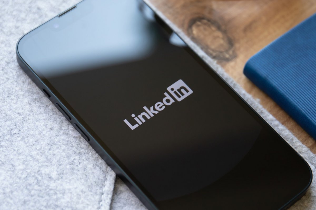 L'application LinkedIn s'ouvre sur un smartphone © DenPhotos / Shutterstock.com