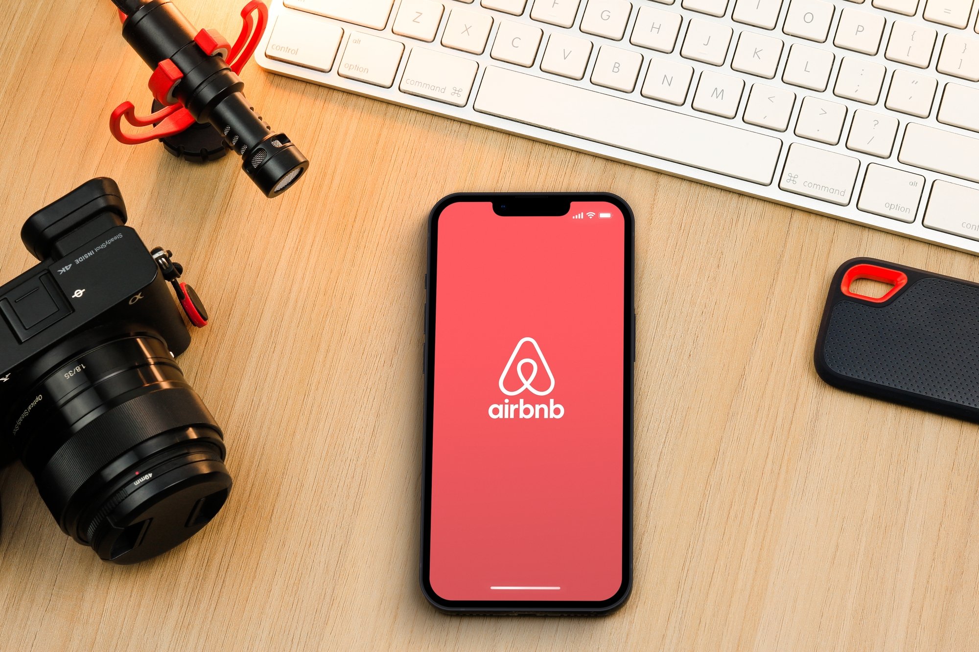 Airbnb durcit sa politique de protection de la vie privée des hôtes © Diego Thomazini / Shutterstock