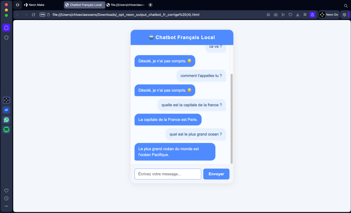 À gauche, la première version du chatbot, qui répond de manière incohérente à certaines questions. À droite, la version corrigée dans le même projet, après modification du code par Neon Make pour afficher un message d’erreur lorsque la question n’est pas reconnue. © Clubic