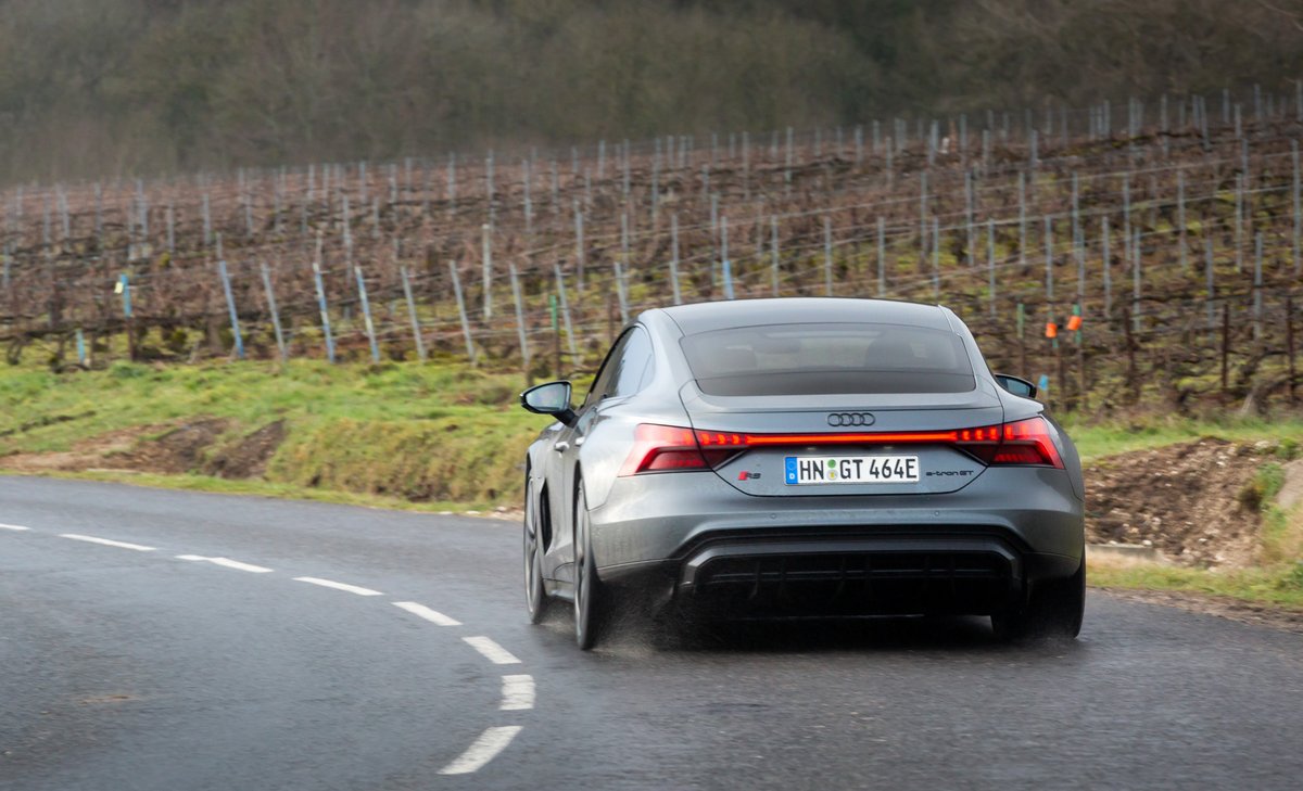 Le bandeau lumineux accentue encore le caractère de l'auto 